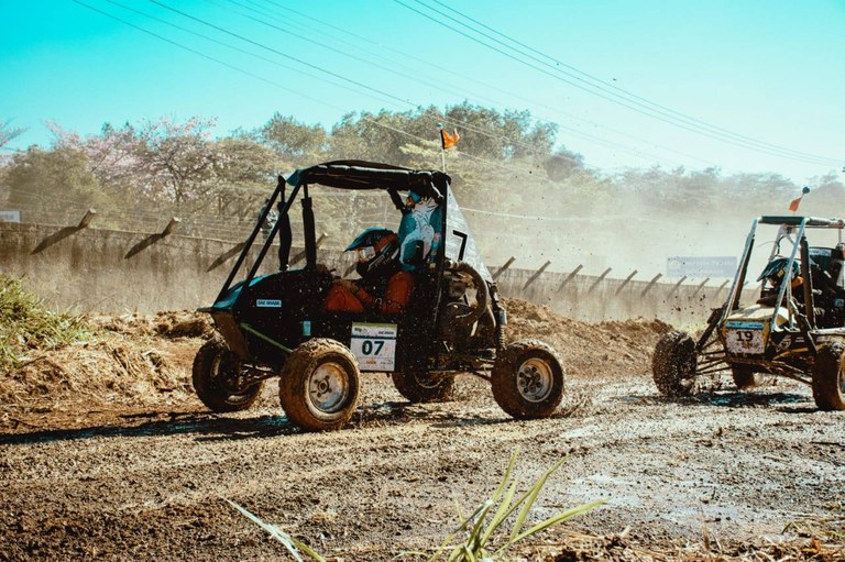 Foto do carro desenvolvido pelo Baja UFSCar durante uma competição