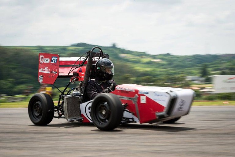 Foto do carro desenvolvido pelo Fórmula Route UFSCar durante uma competição